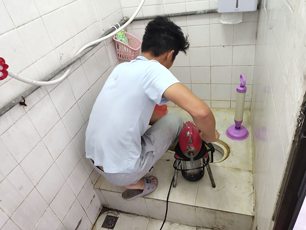 鄯善管道堵塞冒臭气 专业师傅现场解决问题