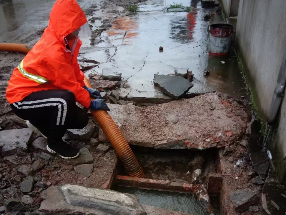 鄯善专业清理污水池 炜誉市政以规范流程守护城市 “肠道”