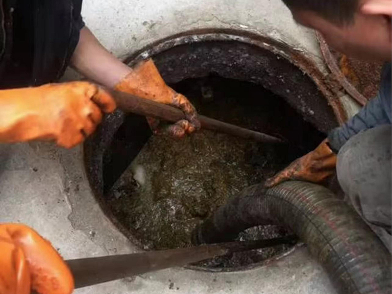 鄯善清理化粪池时如何避免沼气的危害？